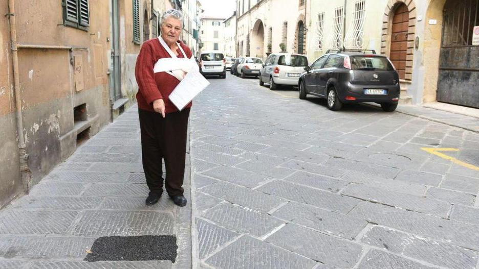 Inciampa nella pietra e si frattura una spalla