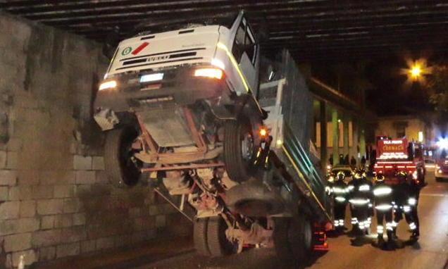 Camion incastrato con la gru Mezza città bloccata per ore