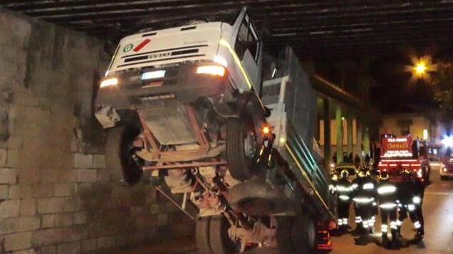Camion incastrato con la gru Mezza città bloccata per ore