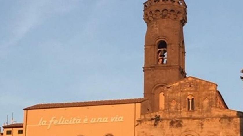 Quella “curiosa” scritta sulla chiesa