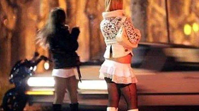 Clienti anziani in fila per tre prostitute