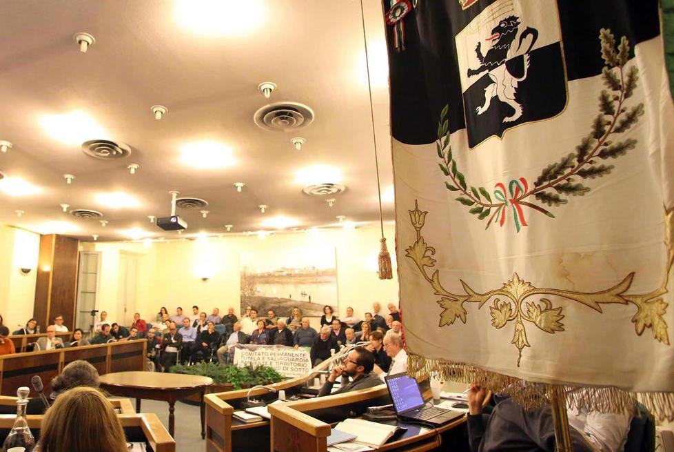 Offese su Facebook scatta la querela del sindaco