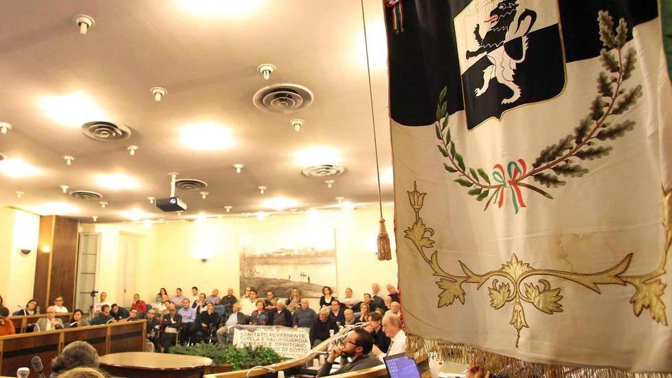 Offese su Facebook scatta la querela del sindaco