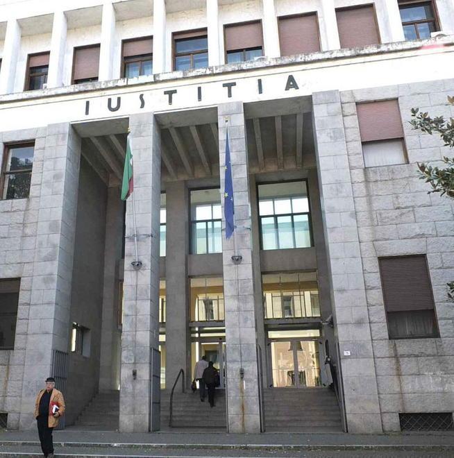 Al processo giudice si “scopre” incompatibile 