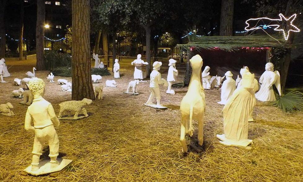 Lo spettacolo delle statue di gesso