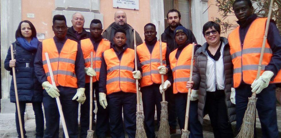 Giovani rifugiati per pulire le strade 