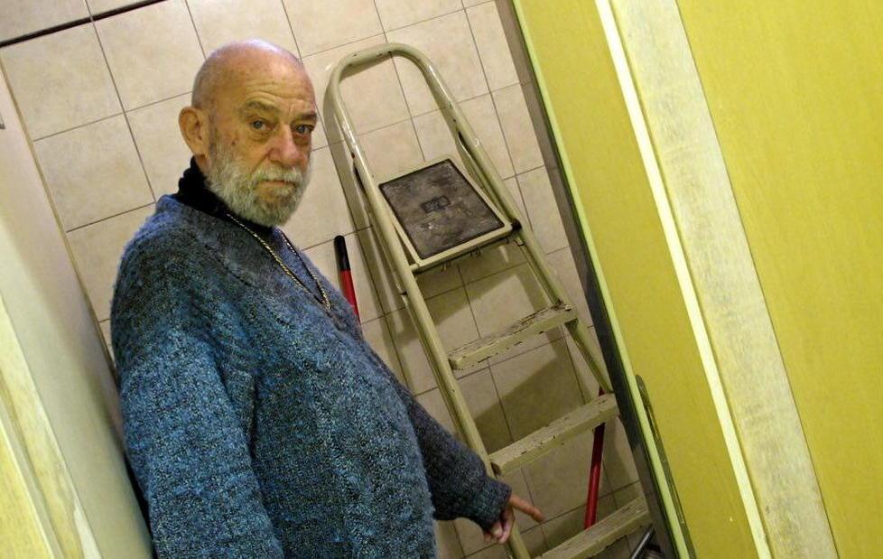 I ladri dal parrucchiere: spaccata la finestra del bagno 