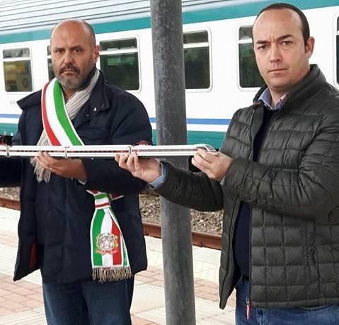 Il sindaco protesta col modellino alla stazione