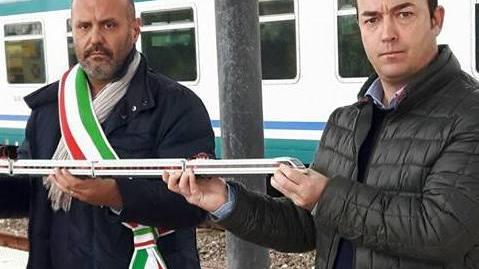 Il sindaco protesta col modellino alla stazione