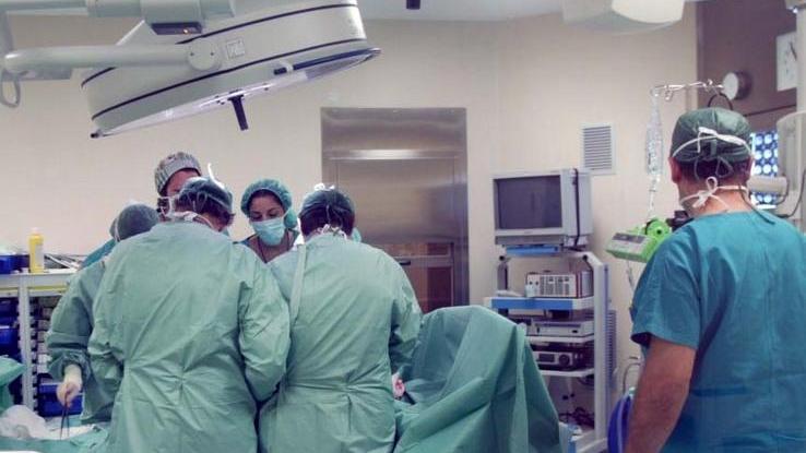 Braccio triturato nel tornio, salvato dall’amputazione