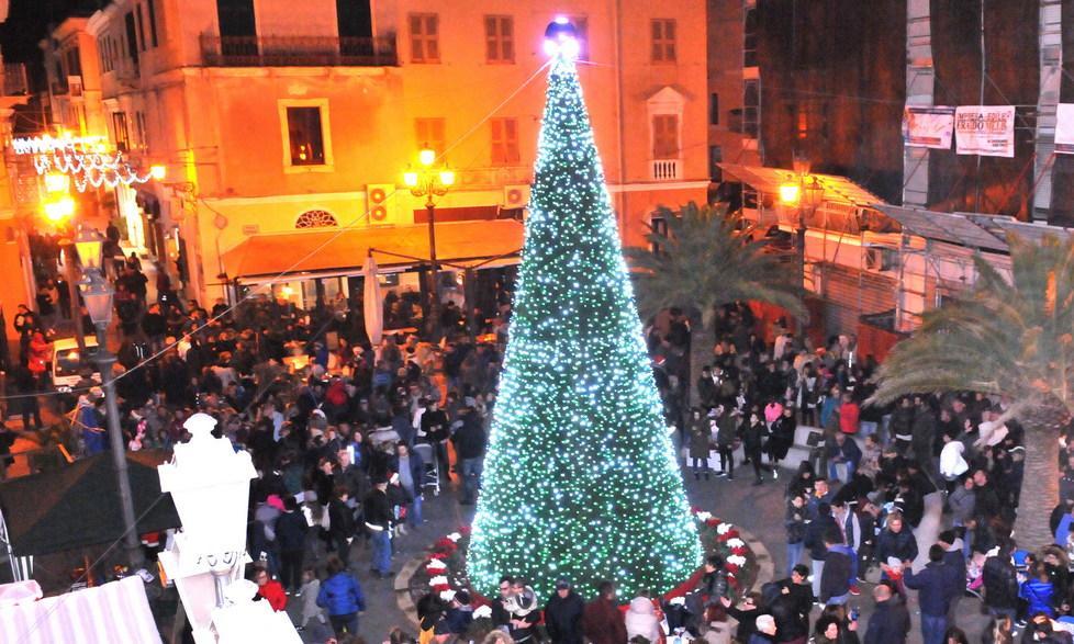 L’albero in piazza accende il Natale
