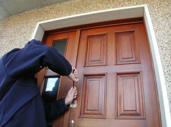 Sorprende i ladri e li mette in fuga urlando 