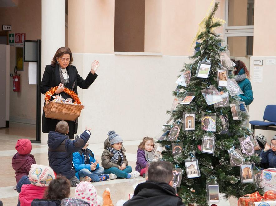 Bimbi ornano l’albero del Comune 