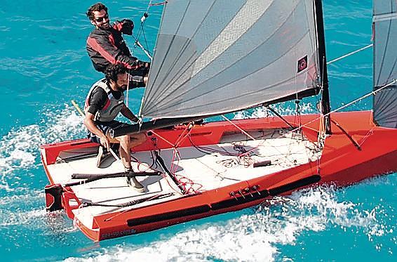 L'Aero 47 progettata da Paolo Bua nelle acque di Stintino
