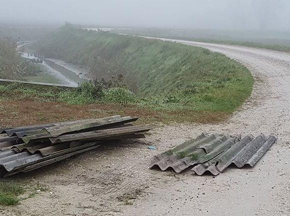 Eternit abbandonato sulla strada 