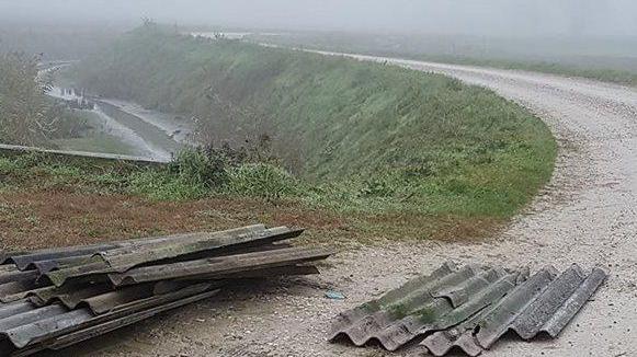 Eternit abbandonato sulla strada