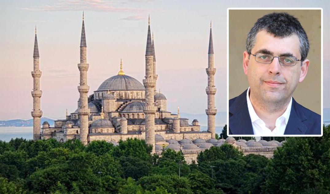Il vice sindaco Simone Faggi sullo sfondo dei minareti di Istanbul