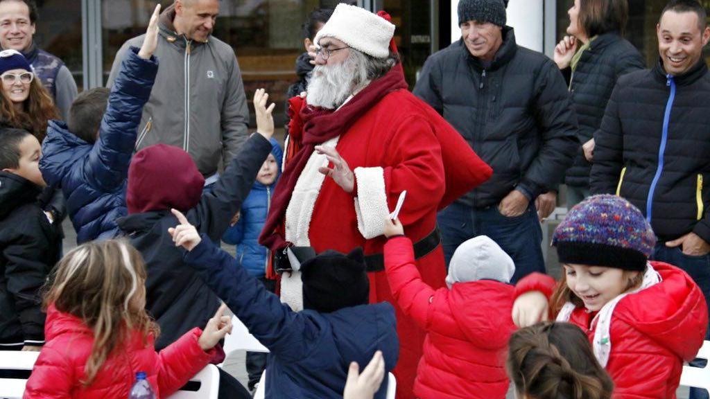 Un vero Babbo Natale in azione (foto archivio)