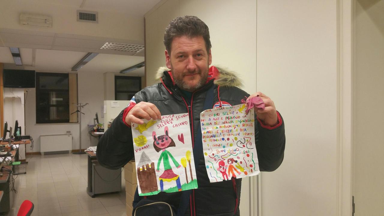 Alessandro Marcucci mostra la lettera di Selene trovata appesa al palloncino