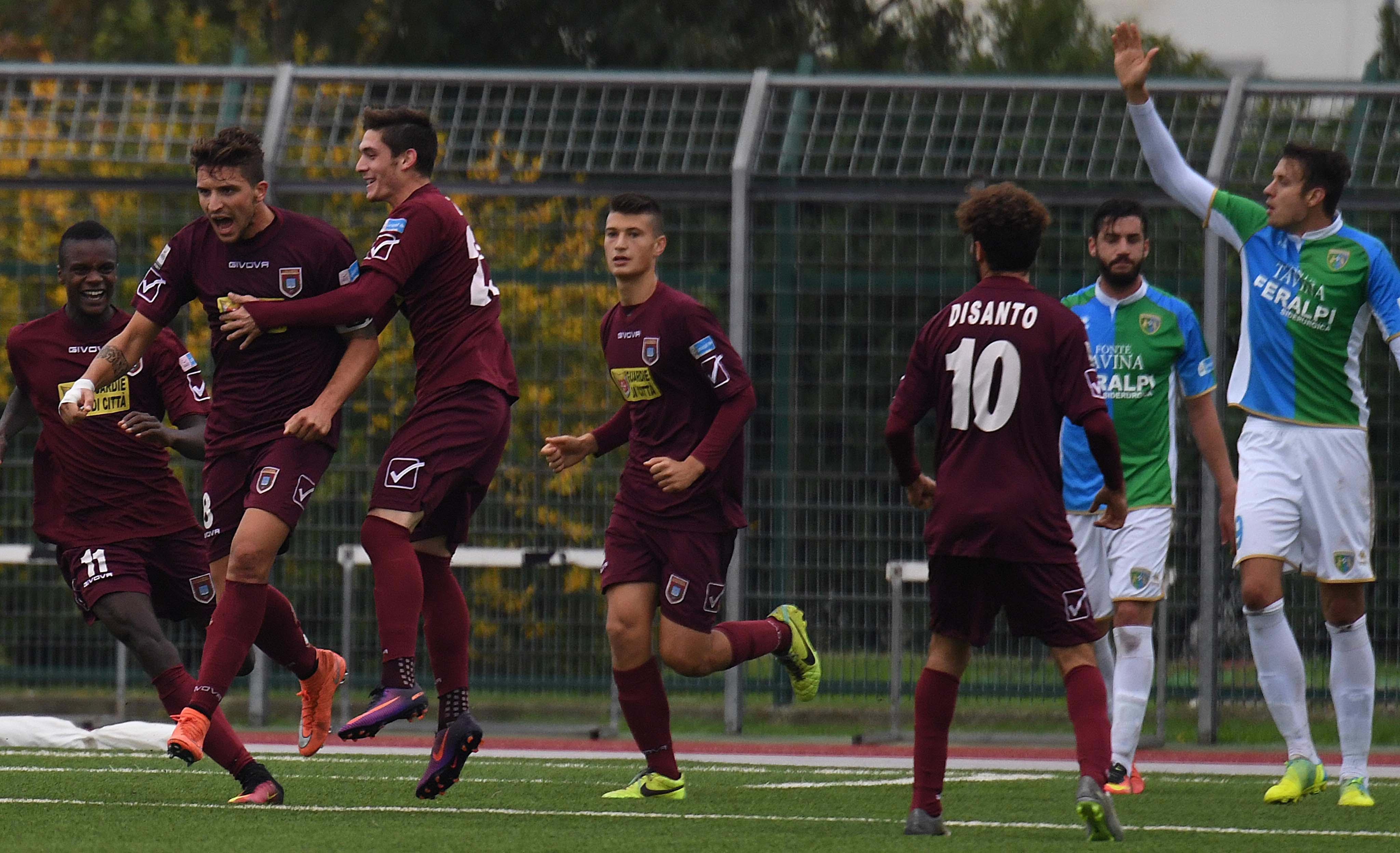 L'esultanza di Della Latta (a sinistra) dopo un gol