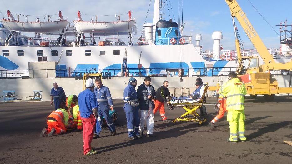 Incidente sul lavoro in porto, tre operai feriti nel bacino