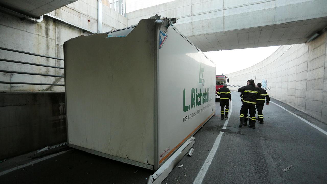 L'intervento dei vigili del fuoco (Foto Agenzia Carlo Sestini)