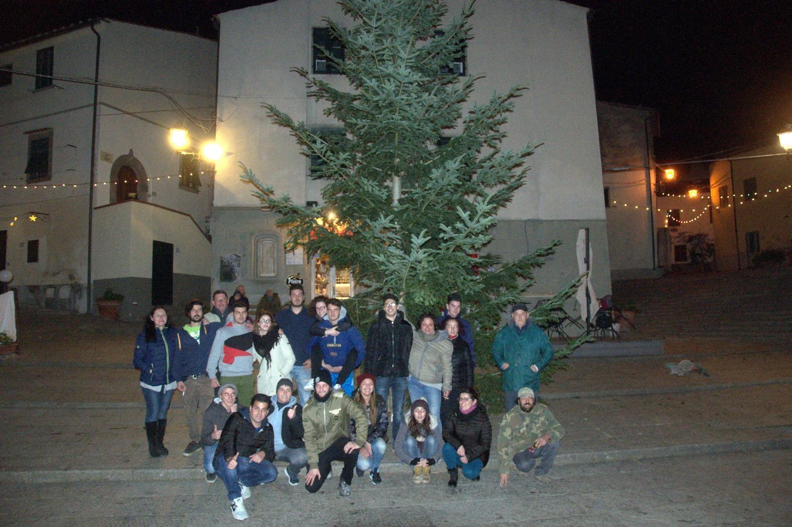 La "bambolata" notturna a San Piero, ora l'albero è tornato al suo posto