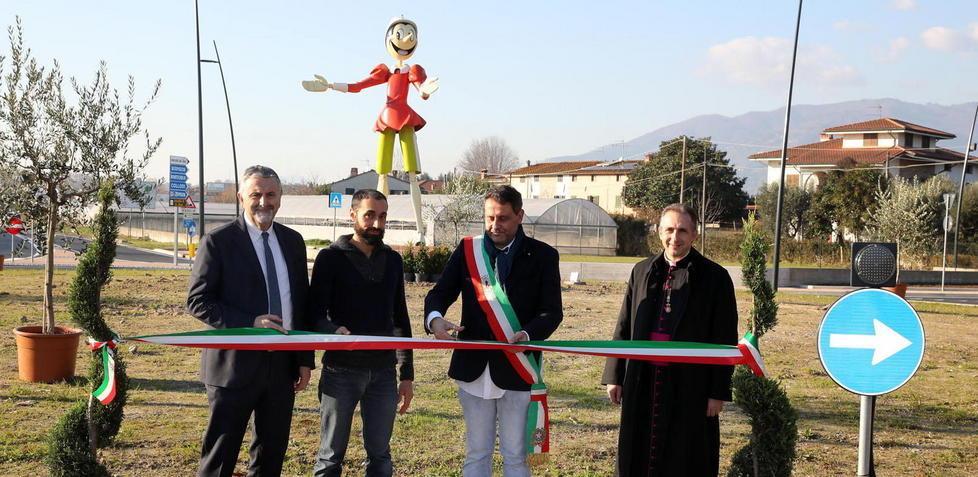 L’assessore regionale Ceccarelli (primo a destra) e il sindaco Giurlani al taglio del nastro della rotonda Rocconi (foto Nucci)