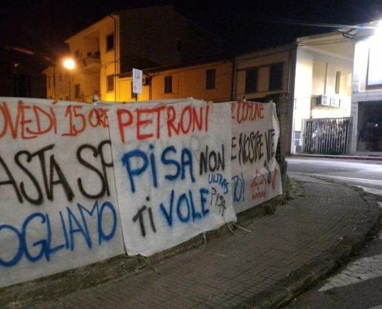 La protesta dei tifosi del Pisa Calcio 