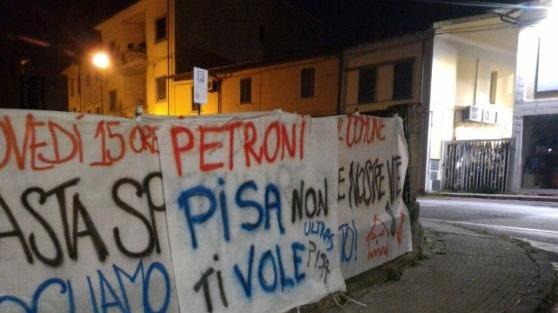 La protesta dei tifosi del Pisa Calcio