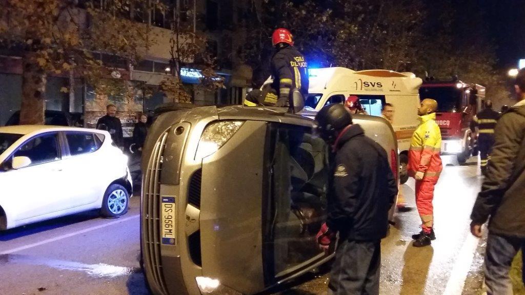 A 85 anni si ribalta con l'auto e resta incastrata nell'abitacolo - Le foto