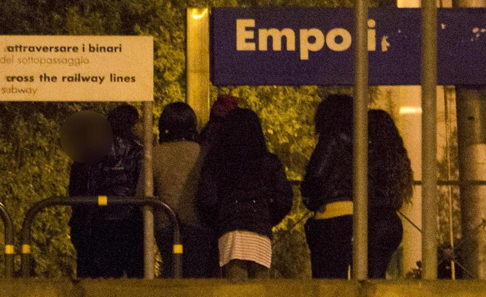 Prostitute nascoste alla stazione (Fotoservizio Agenzia Carlo Sestini)