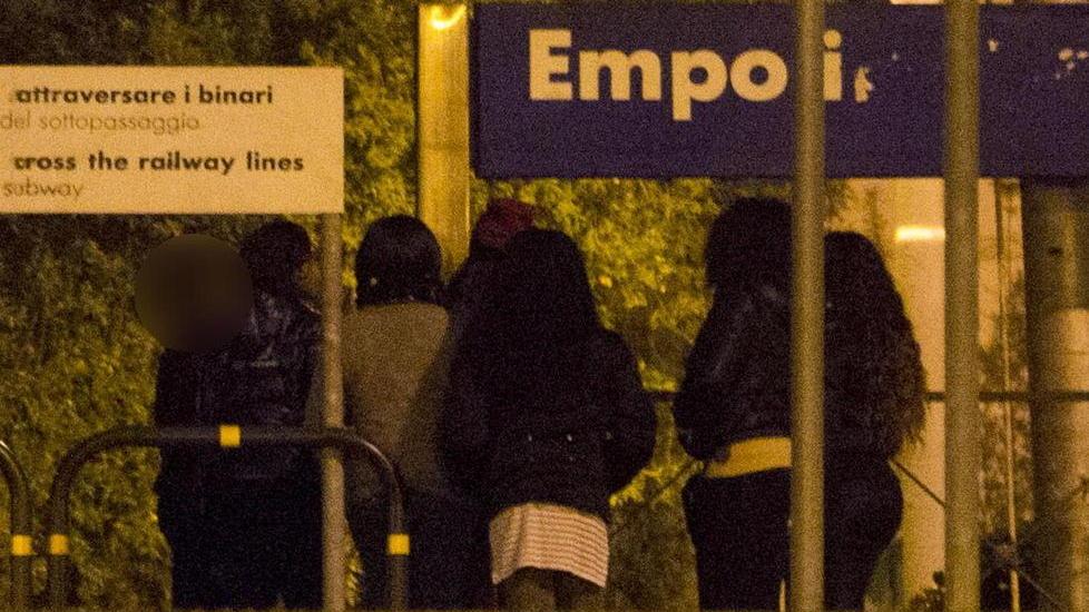 Prostitute nascoste alla stazione (Fotoservizio Agenzia Carlo Sestini)