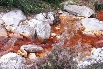 Acqua rosso sangue nel torrente Interviene Arpat
