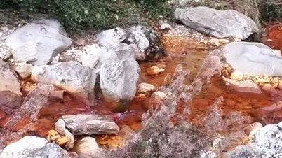 Acqua rosso sangue nel torrente Interviene Arpat