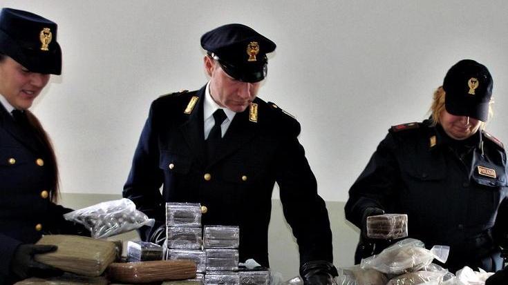 Due corrieri della droga inseguiti tra le case a Forte