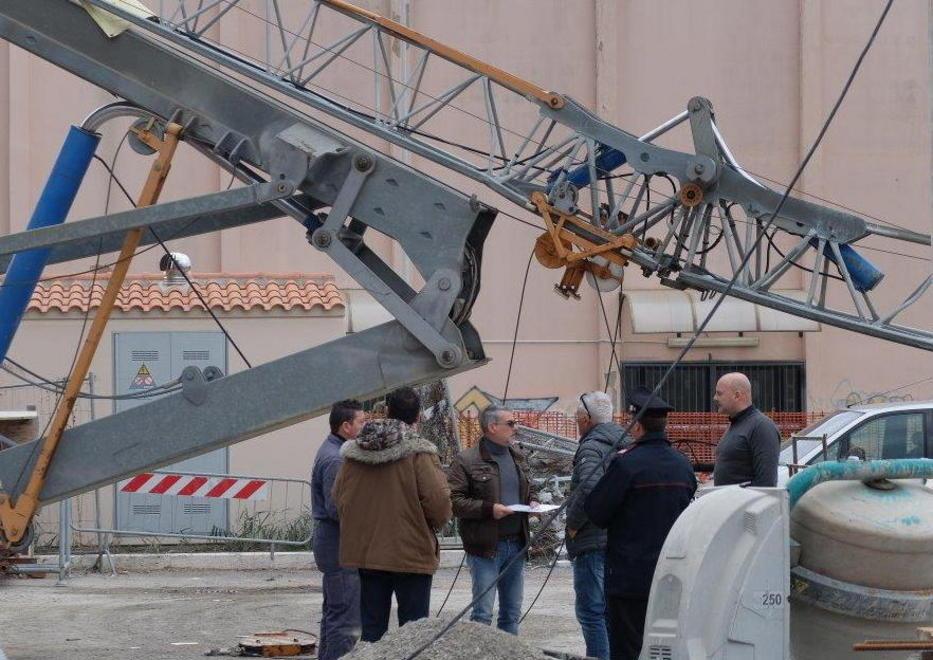 Cade una gru in un cantiere edile, operaio ferito 