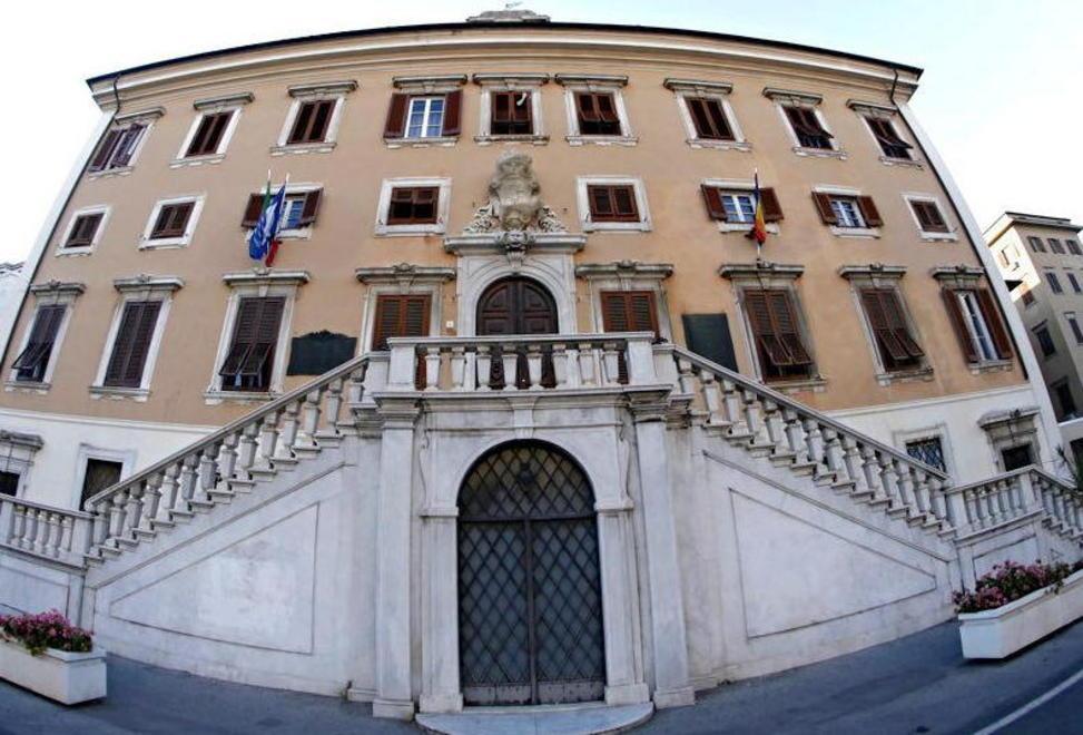 Nogarin mette mano alla struttura e spunta un super dirigente