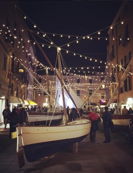 Ad Alghero in piazza Civica il “Natale Acido” degli scrittori