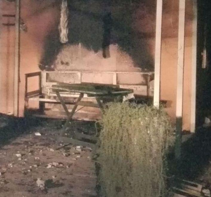 Una casa e una roulotte distrutte dalle fiamme 