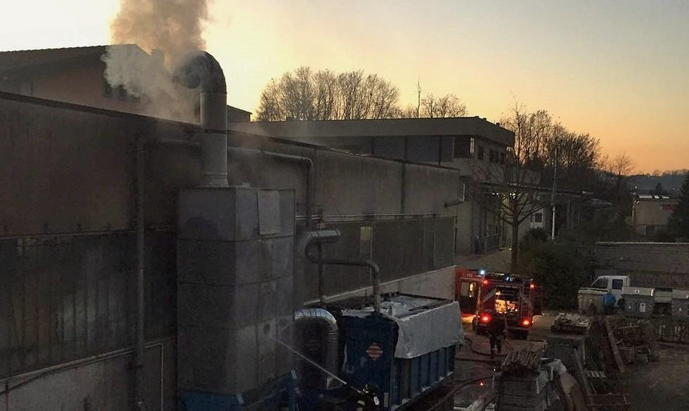 Silos esterno di falegnameria prende fuoco in zona Budria