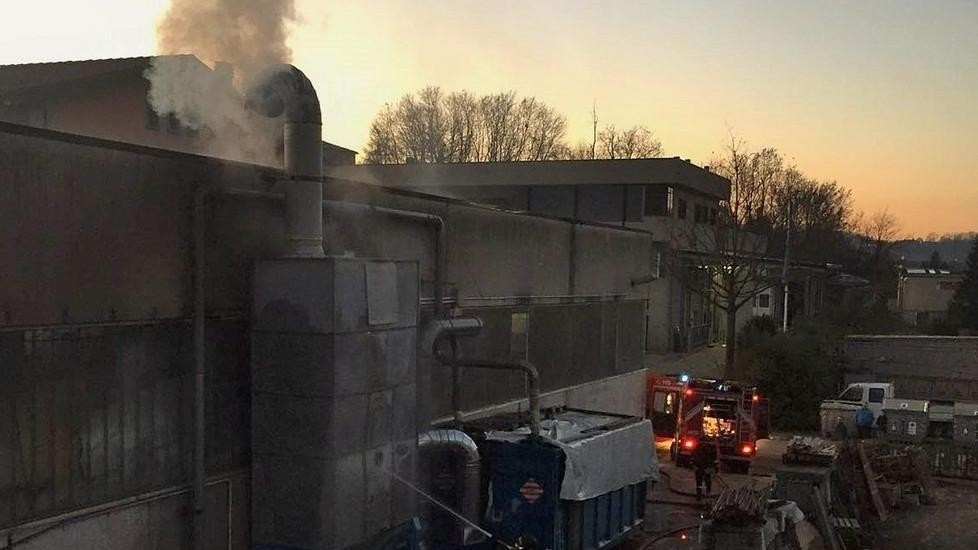 Silos esterno di falegnameria prende fuoco in zona Budria