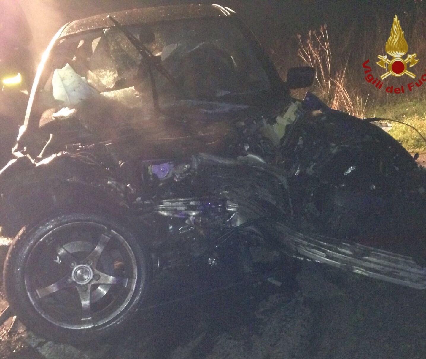 L'auto dopo l'impatto contro l'albero