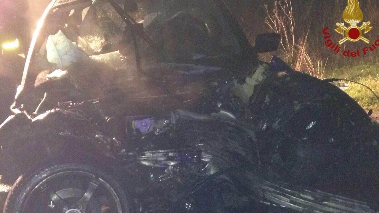 L'auto dopo l'impatto contro l'albero