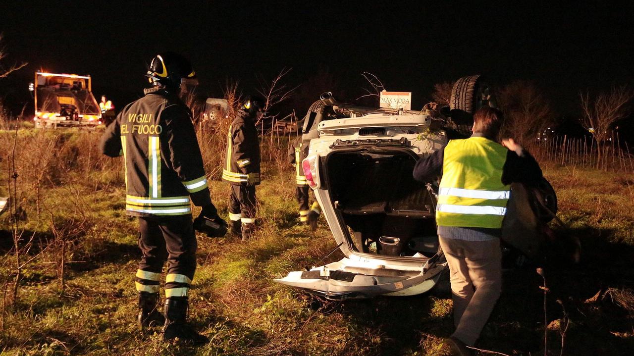 I vigili del fuoco recuperano l'auto finita fuori strada a Vinci
