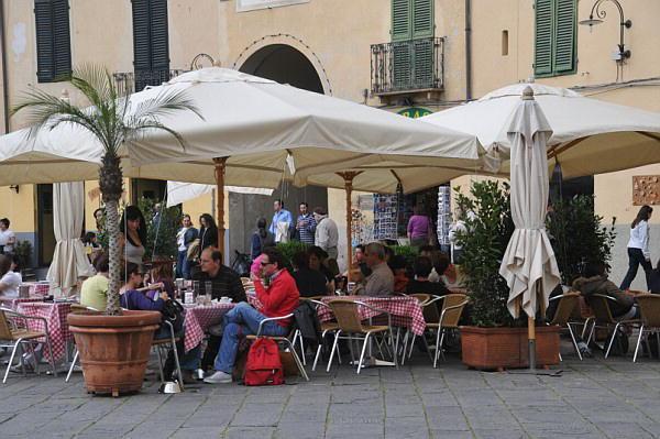 Tavolini all'aperto in piazza a Prato