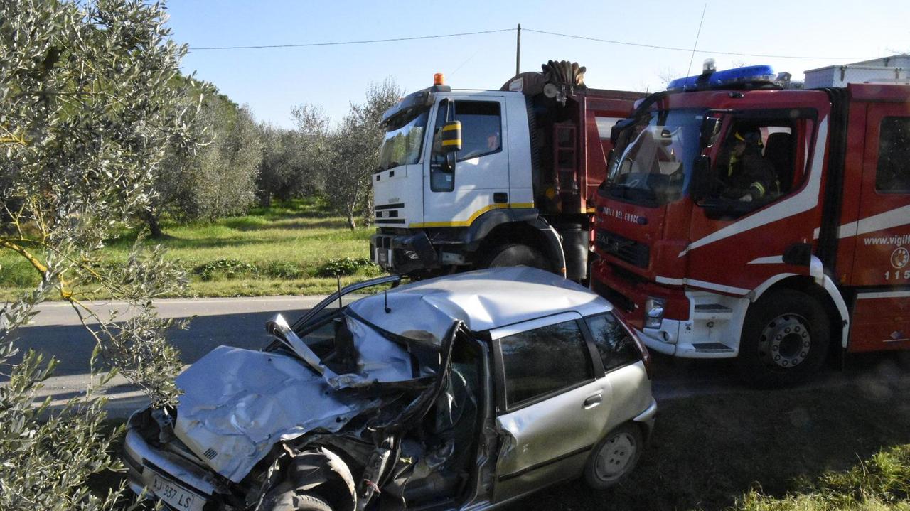 L'auto della vittima dopo lo scontro con il camion a Campagnatico