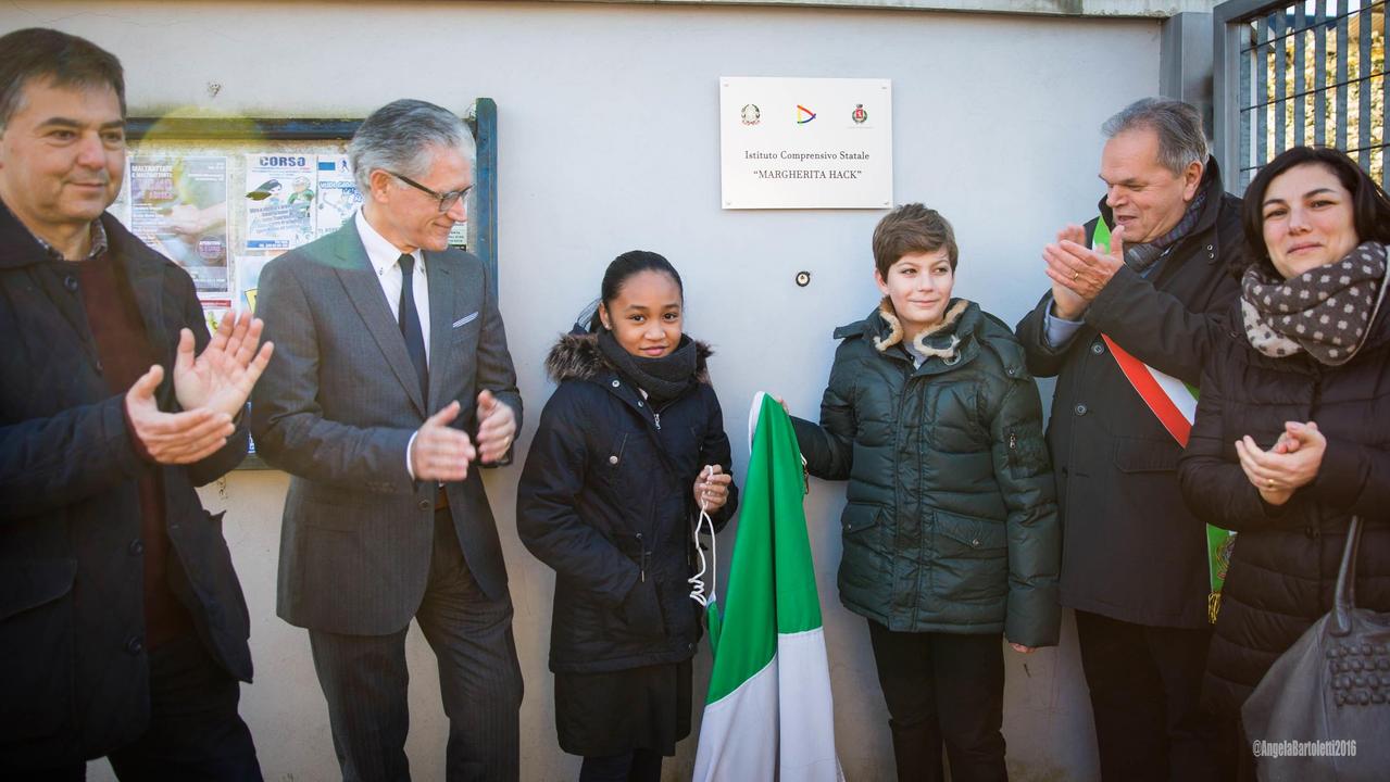La targa scoperta alla scuola primaria di Bagnolo (foto Angela Bartoletti)