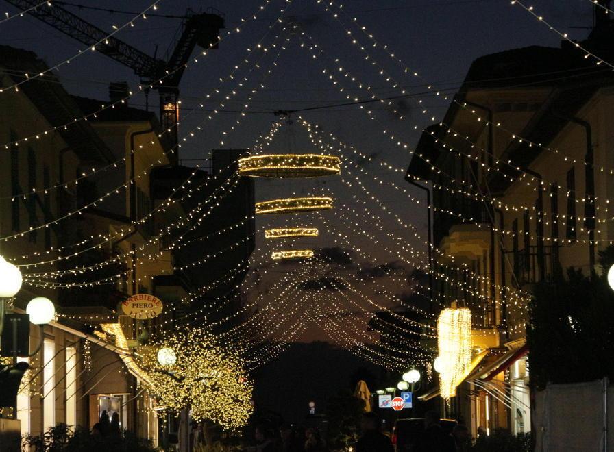 Luminarie al risparmio, il Natale brilla meno