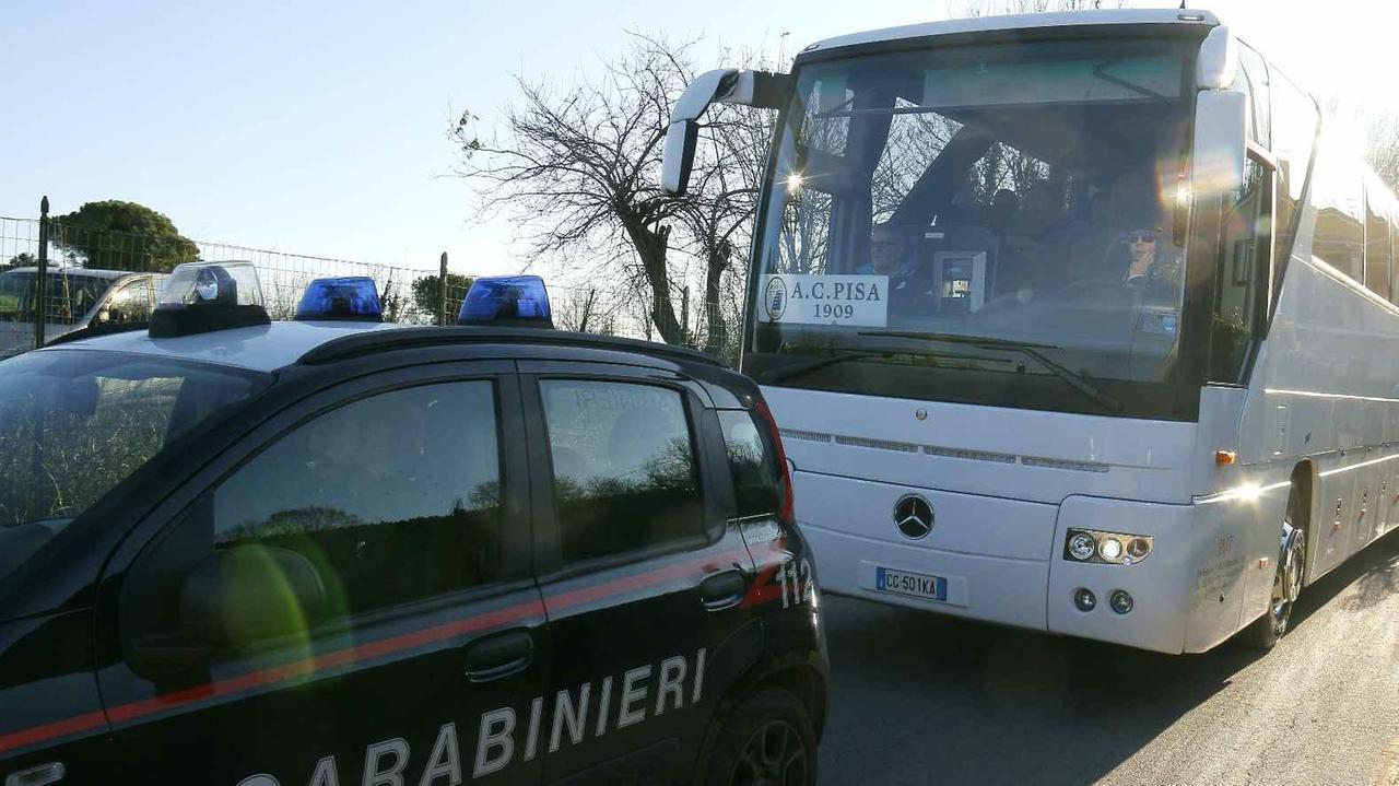 I tifosi bloccano il pullman del Pisa